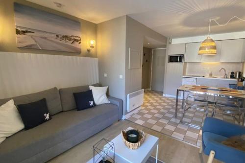 Kuchyňa alebo kuchynka v ubytovaní Very nice 6 person apart with swimming pool tennis court and car park 202