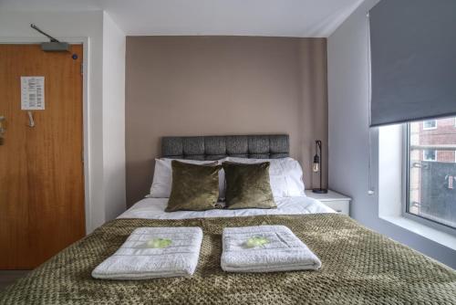 a bedroom with a bed with two towels on it at #59 Phoenix Court By DerBnB, Modern 1 Bedroom Apartment, Wi-Fi, Netflix & Within Walking Distance Of The City Centre in Sheffield