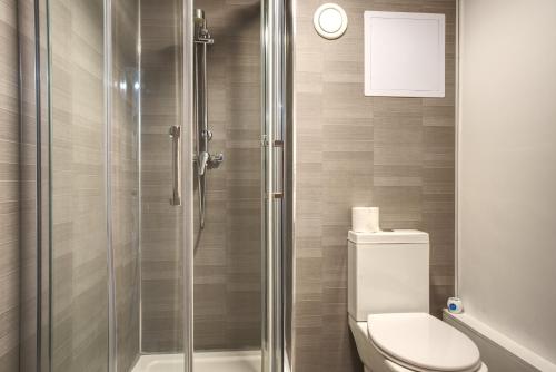 a bathroom with a toilet and a shower at #59 Phoenix Court By DerBnB, Modern 1 Bedroom Apartment, Wi-Fi, Netflix & Within Walking Distance Of The City Centre in Sheffield