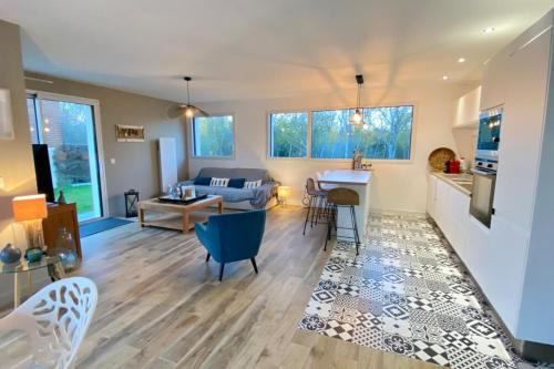 salon z kuchnią i salonem w obiekcie Cosy cottage for 4 people with access to the dunes w mieście Merlimont
