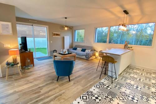 un salon avec un canapé et une table dans l'établissement Cosy cottage for 4 people with access to the dunes, à Merlimont