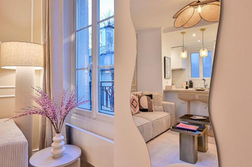 Suite Eiffel- Perfect location في باريس: إطلالتان على غرفة معيشة وغرفة معيشة