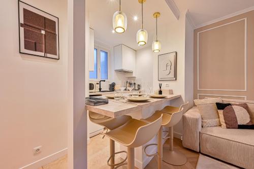 - une cuisine et un salon avec une grande île dans une pièce dans l'établissement Suite Eiffel- Perfect location, à Paris