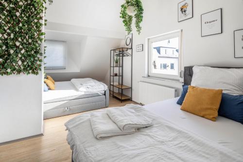 ein kleines Schlafzimmer mit 2 Betten und einem Fenster in der Unterkunft Hue Space Air in Kassel