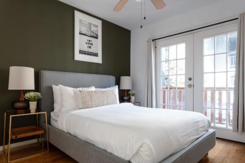 Un dormitorio con una gran cama blanca y una ventana en Locale Bouldin Creek - Austin en Austin