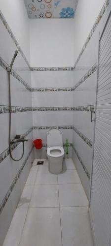 een kleine badkamer met een toilet in een kamer bij NHÀ NGHỈ BÌNH DÂN SỐ 3 BẠC LIÊU in Bạc Liêu