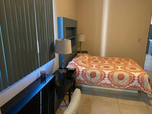 Una cama o camas en una habitación de Hermoso edificio ubicado a pocas cuadras del Malecón de La Paz BCS