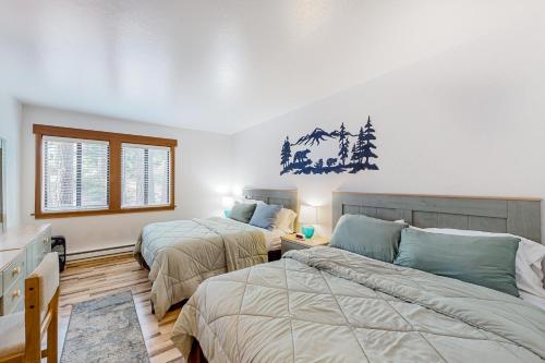 1 dormitorio con 2 camas y ventana en Granlibakken Getaway - B, en Tahoe City