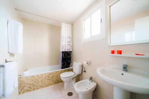 Bilik mandi di Apartamentos El Faro By Mc