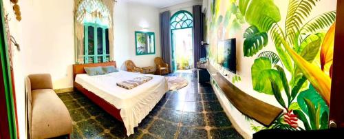 een slaapkamer met een bed en een muur met planten bij Nemohousehomestay in Hanoi