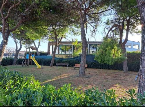 un parque infantil con tobogán y columpio en Trilocale in affitto, en Marzocca di Senigallia