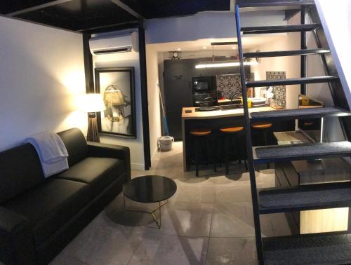un salon avec un canapé et une cuisine dans l'établissement Une atypique et merveilleuse Petite maison en plein cœur de Nice, à proximité de la mer et des plages, à Nice