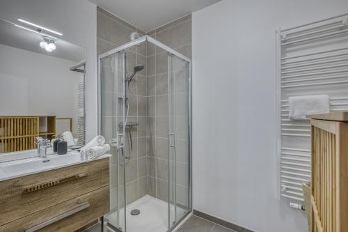 een glazen douche in een badkamer met een wastafel bij View Point Semnoz in Annecy