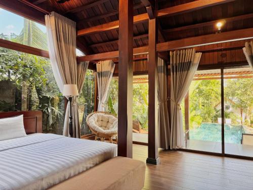 1 dormitorio con cama y ventana grande en Hapu Garden homestay, en Buôn Enao