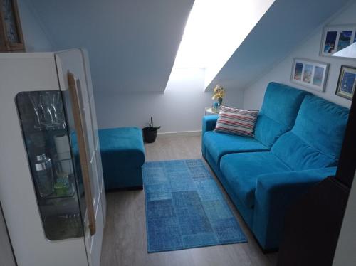 - un salon avec un canapé bleu et un tapis bleu dans l'établissement Seixal Yachting Bay Apartments, à Seixal