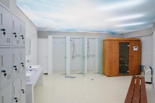łazienka z 2 umywalkami i 2 kabinami prysznicowymi w obiekcie Le Chalet w mieście Ksanti