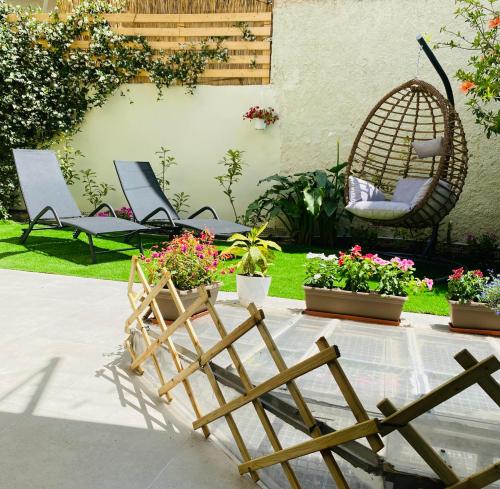 A garden outside Ivy, 4 minutes from the sea