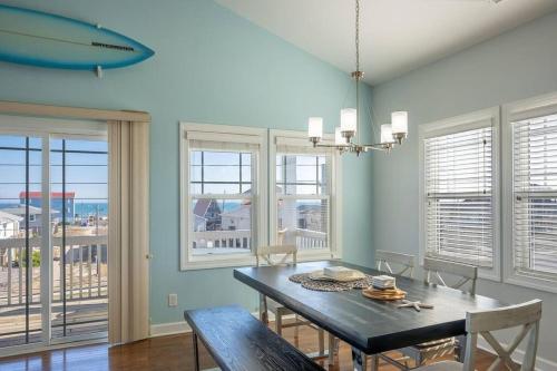 Φωτογραφία από το άλμπουμ του 4Br 3bath Dog Friendly Ocean View Hot tub Elevator σε Surf City