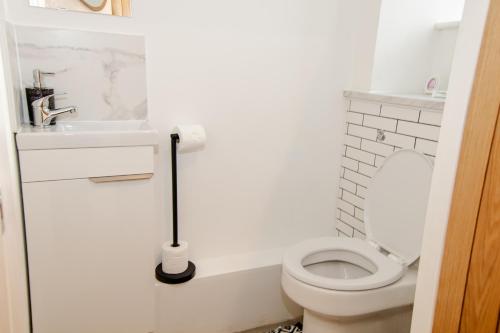 a white bathroom with a toilet and a sink at City Centre - FREE PARKING, BUSINESS STAYS, FAMILIES, RELOCATORS in Durham