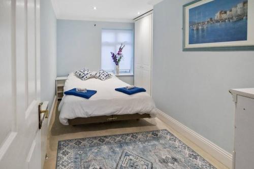 um quarto com uma cama com almofadas azuis em Miramont - Poolside Apartment 