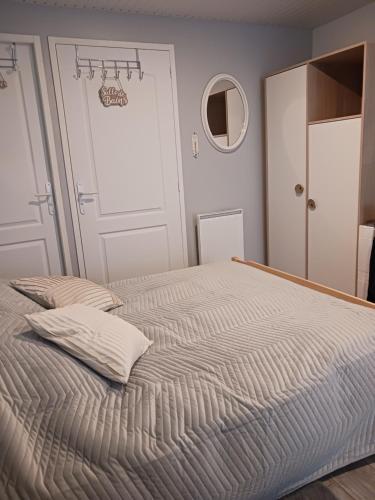 uma cama com duas almofadas num quarto em Entre terre et mer em Gémozac