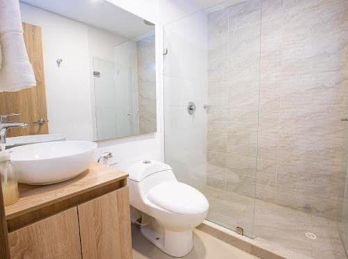 uma casa de banho com um WC, um lavatório e um chuveiro em Acogedor Apartamento Marbella ideal familias em Cartagena das Índias