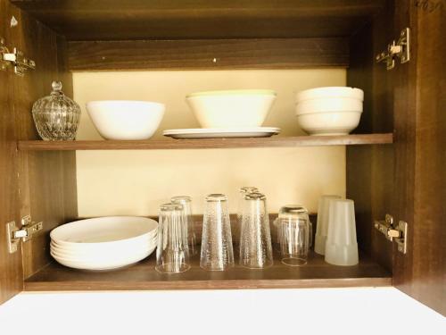 un estante con tazones y otros platos. en STUDIO MAIYAN, en Busia