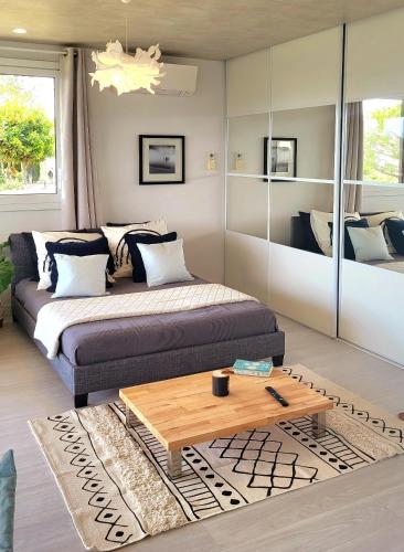 - un salon avec un lit et une table basse dans l'établissement Studio climatisé, vue imprenable-wifi, à Vence