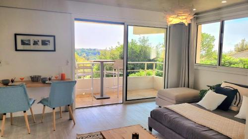 Χώρος καθιστικού στο Studio climatisé, vue imprenable-wifi