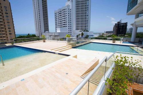 - une piscine au-dessus d'un immeuble avec de grands bâtiments dans l'établissement Acogedor Apartamento Marbella ideal familias, à Carthagène des Indes