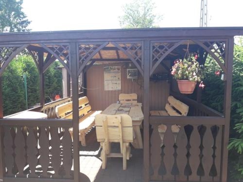 einen Pavillon mit einem Tisch und Stühlen auf einer Terrasse in der Unterkunft "Pokoje u Ireny"-pokój brzoza 4 osobowy in Sztutowo