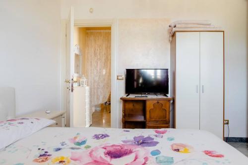 um quarto com uma cama e uma televisão de ecrã plano em Alexander's Home em Collecorvino