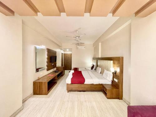 ein Schlafzimmer mit einem großen Bett in einem Zimmer in der Unterkunft Hotel Rudraksh ! Varanasi ! fully-Air-Conditioned hotel at prime location with Parking availability, near Kashi Vishwanath Temple, and Ganga ghat in Varanasi