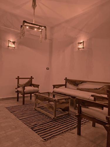 een kamer met bedden, een tafel en verlichting bij Anne's downtown in Dahab