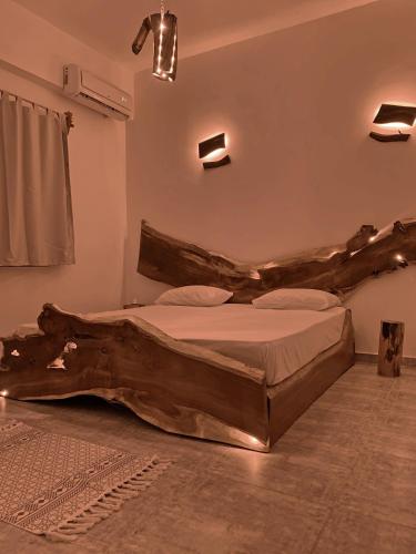 een slaapkamer met een bed gemaakt van hout bij Anne's downtown in Dahab