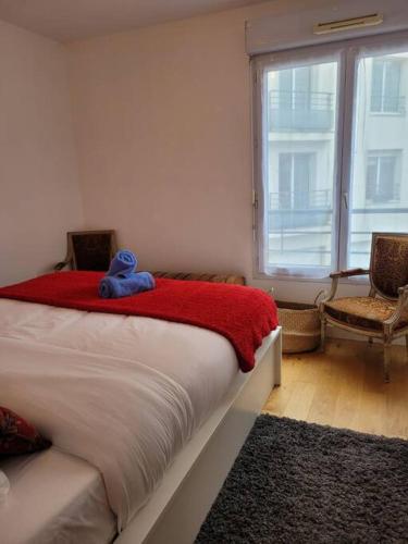- une chambre dotée d'un lit avec un ours en peluche bleu dans l'établissement L'élégant - Logement calme en ville - Chez Lulu, à Nantes