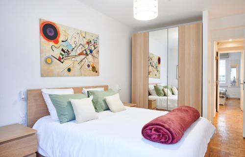 Posteľ alebo postele v izbe v ubytovaní Tour Eiffel & Champs Elysees - 2 BR gorgeous & bright 75m2 - free weekly housekeeping - for business and working purposes only