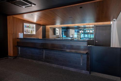 El lounge o bar de Grand Times Hotel – Aeroport de Quebec
