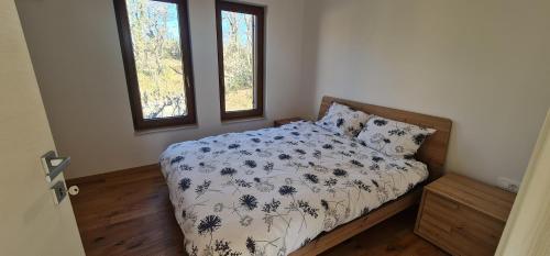 een slaapkamer met een bed en 2 ramen bij Villa Nova Resort in Sveti Peter