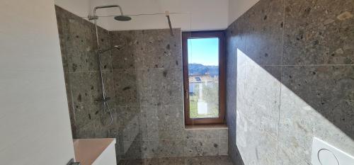 ein Bad mit einer Dusche und einem Fenster in der Unterkunft Villa Nova Resort in Sveti Peter