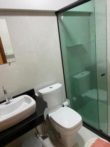 a bathroom with a toilet and a glass shower at Estalagem O Italiano in Lumiar