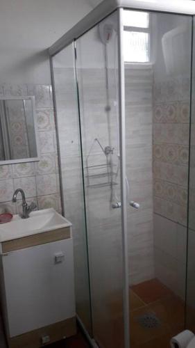 y baño con ducha y lavamanos. en Casa da Lourdes 2 quartos, en Florianópolis