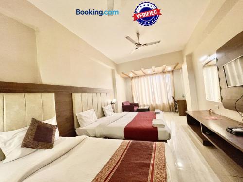 Säng eller sängar i ett rum på Hotel Rudraksh ! Varanasi ! fully-Air-Conditioned hotel at prime location with Parking availability, near Kashi Vishwanath Temple, and Ganga ghat