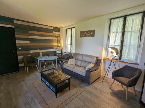 un salon avec un canapé et une table dans l'établissement Maison lumineuse avec jardin privé - Idéale pour famille, amis ou séjour pro - Centre historique - FR-1-590-422, à Château-Renard
