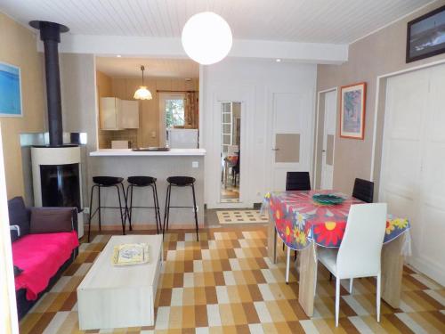 een woonkamer met een tafel en een bank bij Saint Palais sur Mer - MAISON INDIVIDUELLE - Quartier du Platin in Saint-Palais-sur-Mer