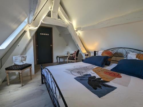 um quarto com uma cama grande num sótão em Gîte Château-Renard, 4 pièces, 6 personnes - FR-1-590-422 em Château-Renard
