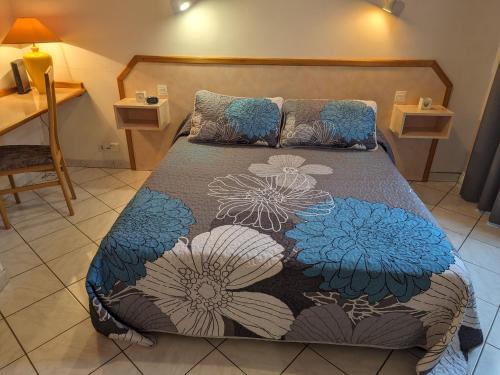 une chambre avec un lit avec une couverture dessus dans l'établissement Gîte 3* à 100m des thermes, terrasse plein sud, parking, Wi-fi, TV, pour 4 personnes - FR-1-611-99, à Bourbonne-les-Bains