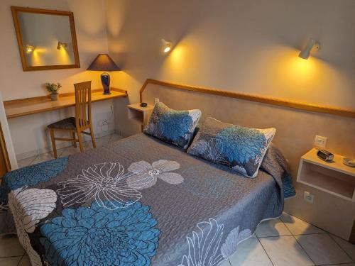 ein Schlafzimmer mit einem Bett, einem Stuhl und einem Spiegel in der Unterkunft Gîte Bourbonne-les-Bains, 2 pièces, 2 personnes - FR-1-611-100 in Bourbonne-les-Bains