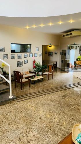 een woonkamer met een bank en een tafel bij Hotel Guanabara Palace in Andradina