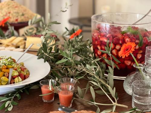 カルサック・アイヤックにあるHôtel La Villa Romaineの花瓶と果物の盛り合わせ